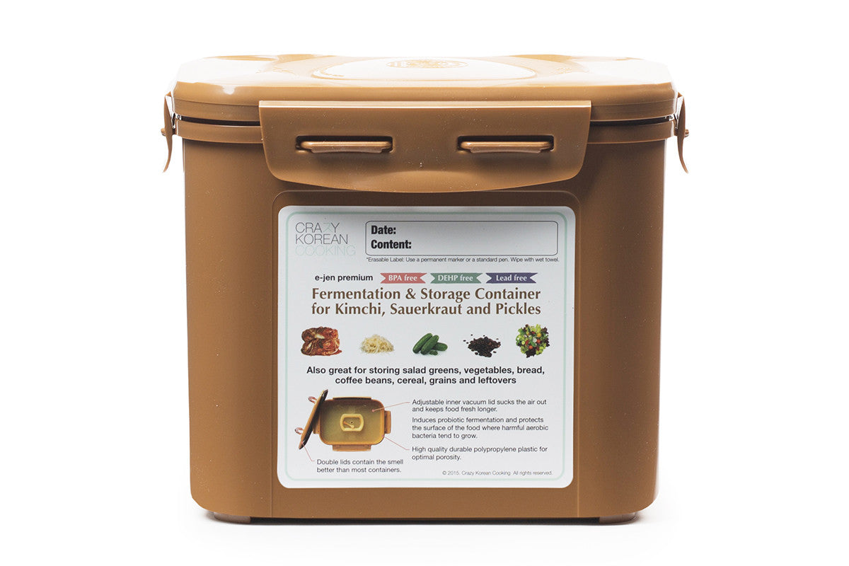 Front view of the kimchi fermentation container's double-lid design